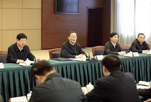 按照中央開展黨的群眾路線教育實踐活動安排,中共中央政治局常委近日分別到各自的第二批教育實踐活動聯系點調查研究、了解情況,指導教育實踐活動扎實開展。這是3月25日,王岐山在山東省臨沂市蒙陰縣主持召開蒙陰縣委常委擴大會議。新華社記者 丁林 攝