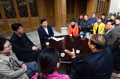 按照中央開展黨的群眾路線教育實踐活動安排,中共中央政治局常委近日分別到各自的第二批教育實踐活動聯系點調查研究、了解情況,指導教育實踐活動扎實開展。這是3月23日,劉云山在陜西省咸陽市禮泉縣煙霞鎮袁家村與基層干部群眾座談,聽取對教育實踐活動的意見建議。新華社記者 李濤 攝