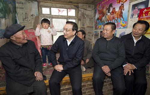 按照中央開展黨的群眾路線教育實踐活動安排,中共中央政治局常委近日分別到各自的第二批教育實踐活動聯系點調查研究、了解情況,指導教育實踐活動扎實開展。這是3月27日,李克強在內蒙古自治區翁牛特旗橋頭鎮太平莊村看望貧困戶。新華社記者 黃敬文 攝