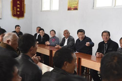 按照中央開展黨的群眾路線教育實踐活動安排,中共中央政治局常委近日分別到各自的第二批教育實踐活動聯系點調查研究、了解情況,指導教育實踐活動扎實開展。這是3月17日,習近平在河南省蘭考縣東壩頭鄉張莊村村委會與干部群眾座談,聽取意見和建議。新華社記者 李學仁 攝