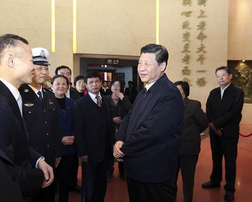 按照中央開展黨的群眾路線教育實踐活動安排,中共中央政治局常委近日分別到各自的第二批教育實踐活動聯系點調查研究、了解情況,指導教育實踐活動扎實開展。這是3月17日,習近平在河南省蘭考縣參觀焦裕祿同志紀念館時同焦裕祿親屬和基層模范干部代表親切交流。新華社記者 丁林 攝